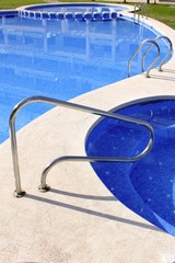 Fototapeta na wymiar jacuzzi na zewnątrz niebieski basen
