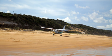 Fototapeta na wymiar Flugzeug am Strand