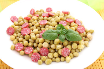 grüne erbsen mit salami