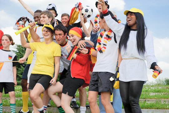 Fussballfans feuern ihre Mannschaft an