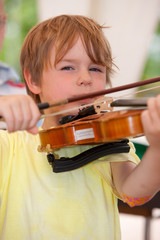 Junge spielt Violine