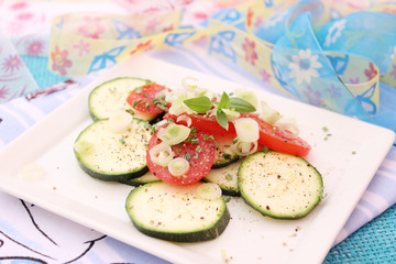 Zucchini und Tomaten