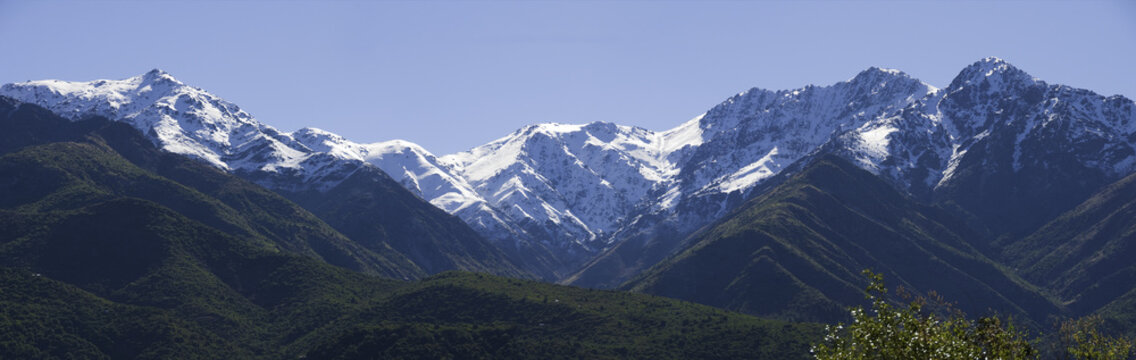 panorama de los andes nevados y parte con pasto