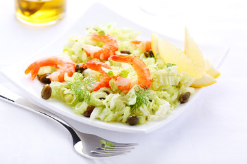 salad with shrimp, cabbage and capers