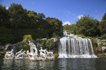Fototapeta na wymiar Piękny wodospad w Caserta, Włochy
