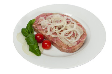 Sülze mit Zwiebel auf Teller inklusive Beschneidungspfad