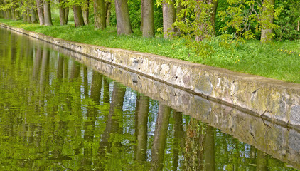 park mit gewässer