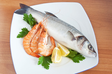 Spigola, gamberi  e limone
