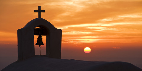 Kapelle mti Sonnenuntergang auf Santorini