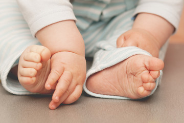 H&auml;nde und F&uuml;sse eines Baby