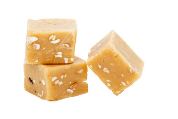 Gestapelte hellbraune Fudge mit Haselnuss