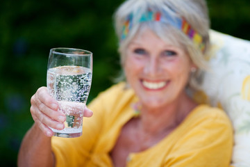 seniorin mit wasserglas