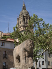 Estatua de becerro y Catedral de Salamanca