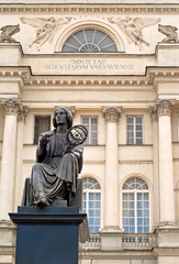 Fototapeta na wymiar Pomnik Mikołaja Kopernika w Warszawie