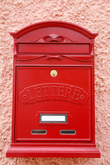 boîte à lettre rouge