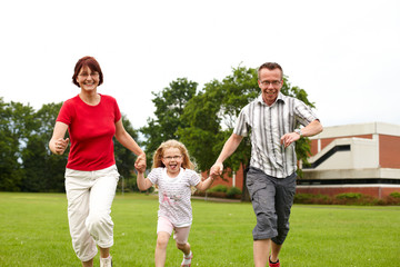 Fototapeta premium junge Familie zusammen