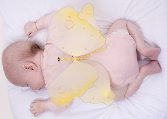 bébé vu de haut qui dort sur le ventre