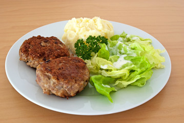 Frikadellen mit Kartoffelbrei & Salat