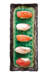 Assiette de sushis nigiri, fond blanc