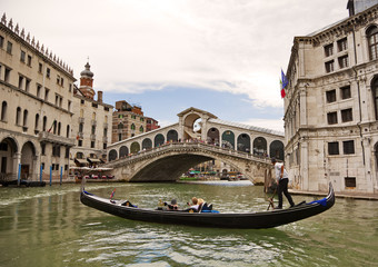 Fototapeta na wymiar Gondel vor der Rialto Brücke, Venedig