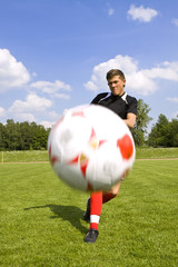 Fußballspieler schießt