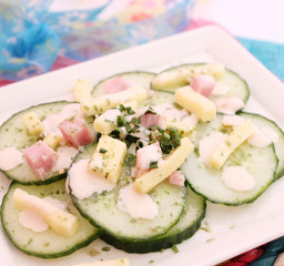 frischer Gurkensalat