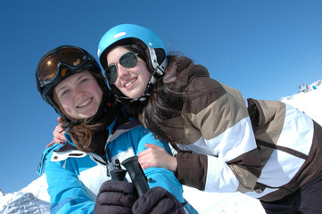Freundinnen beim Skifahren
