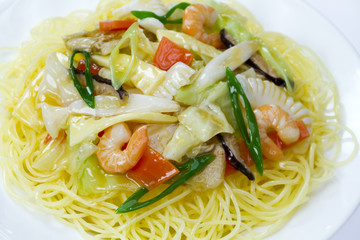 Pasta with shrimps and vegetables