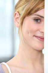 Naklejka premium Portrait d'une jeune femme blonde
