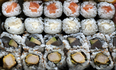 Sushi sur un plateau
