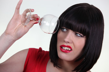 Portrait d'une  femme avec un verre vide