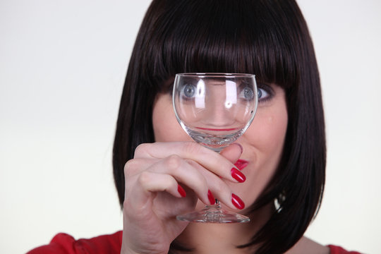 Portrait d'une  femme avec un verre vide