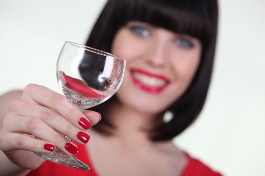 Portrait d'une  femme avec un verre vide