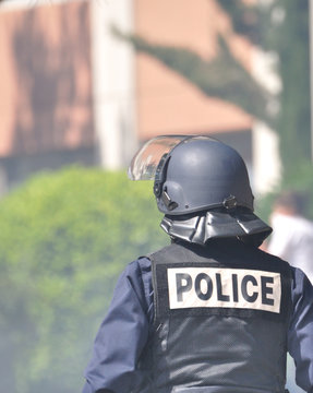 Policier casqu&eacute;