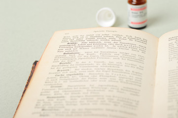 Fototapeta na wymiar Book z leków homeopatycznych