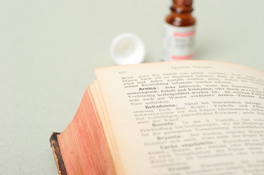Buch mit hom&ouml;opathischen Arzneimittel