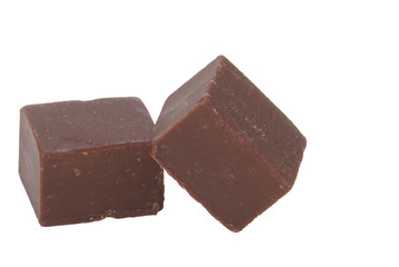 Gestapelte dunkelbraune Fudge mit Schokolade