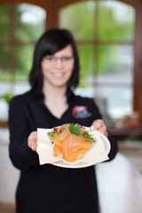 lachs wird im restaurant serviert