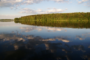 Fototapeta na wymiar chmury nad jeziorem