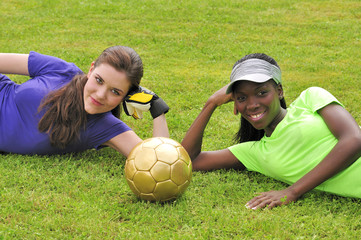 Naklejka premium Weiße und dunkelhäutige Fußballerinnen 1