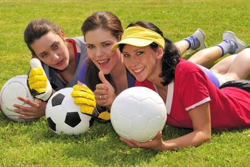 Drei Frauen mit Fußball 1