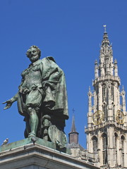 Fototapeta na wymiar Rubens-Denkmal mit Kathedrale w Antwerpii