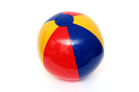 Wasserball auf wei&szlig;em Untergrund