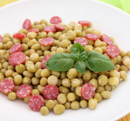 Erbsen und Salami