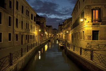 Fototapeta na wymiar small canal in Venice at night