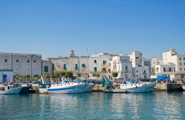 Fototapeta na wymiar Turystycznym portu Monopoli. Apulia.