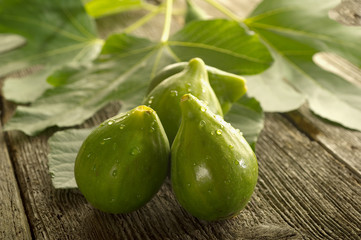 figs with leaf - fichi con foglie