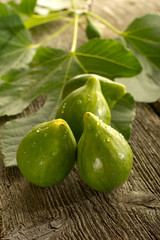 figs with leaf - fichi con foglie