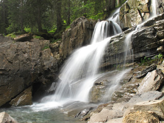 Wasserfall im Bergwald