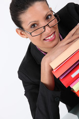 Jeune femme souriante au bureau